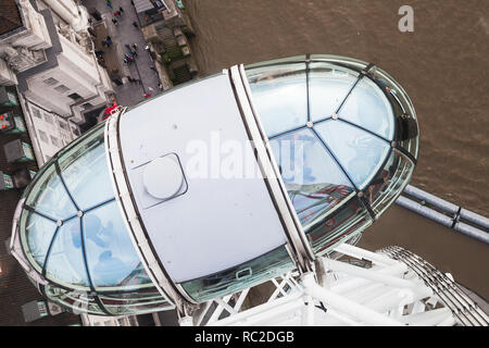 Londres, Royaume-Uni - 31 octobre 2017 : les touristes sont dans la cabine de London Eye (Grande roue montée sur la rive sud de la Tamise à Lon Banque D'Images