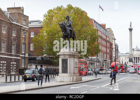 Londres, Royaume-Uni - 31 octobre 2017 : les touristes sont dans la rue près de statue équestre du duc de Cambridge, Whitehall. L'architecte John Belch Banque D'Images