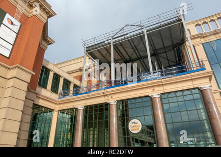 La construction de toit à Barton Square, intu Trafford Centre. Banque D'Images