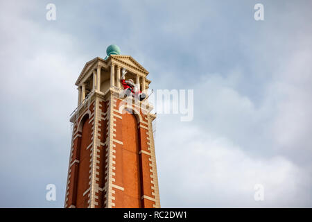 Le Père Noël en haut de Barton Square, à l'intu Trafford Centre, Manchester. Banque D'Images
