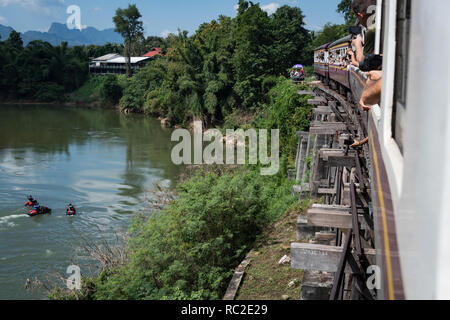 Kanchanaburi, Thaïlande - Nov 2018 : Le chemin de fer de la mort en marche le long de la Rivière Kwai Banque D'Images