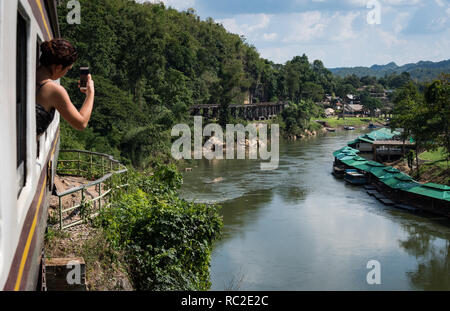 Kanchanaburi, Thaïlande - Nov 2018 : Le chemin de fer de la mort en marche le long de la Rivière Kwai Banque D'Images