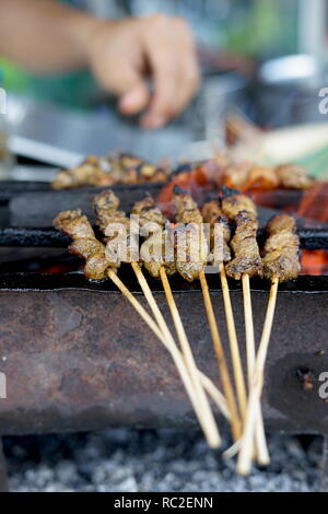 Satay indonésienne avec le charbon de bois grillé Banque D'Images