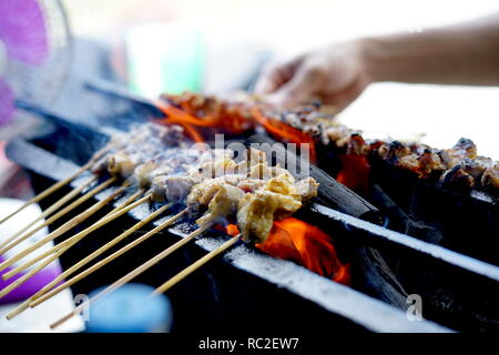 Satay indonésienne avec le charbon de bois grillé Banque D'Images
