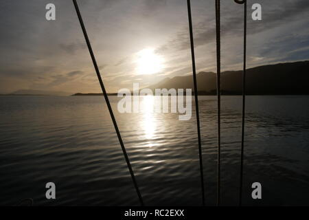 Coucher du soleil sur un bateau à voile Banque D'Images