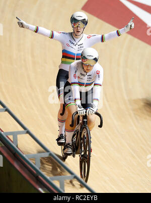 Great Britain's Sophie Thornhill (à gauche) et son pilote Helen Scott célébrer remportant la finale sprint féminin B, au cours de la troisième journée de la Manchester International Paracyclisme auprès de la UK National Cycling Centre, Manchester. Banque D'Images