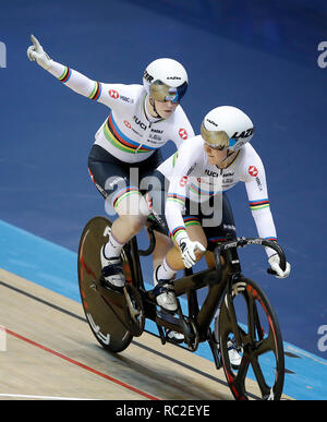 Sophie Thornhill (à gauche) en Grande-Bretagne et Helen Scott, pilote, célèbrent la victoire de la finale féminine B Sprint, au cours du troisième jour de l'International de paracyclisme de Manchester au Centre national de cyclisme de HSBC Royaume-Uni, à Manchester. Banque D'Images