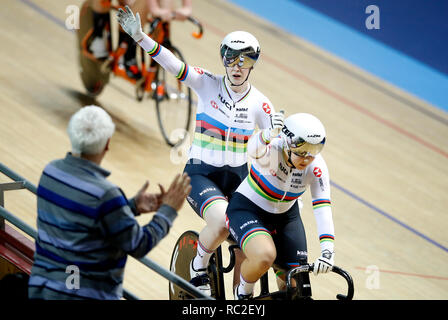 Sophie Thornhill (à gauche) en Grande-Bretagne et Helen Scott, pilote, célèbrent la victoire de la finale féminine B Sprint, au cours du troisième jour de l'International de paracyclisme de Manchester au Centre national de cyclisme de HSBC Royaume-Uni, à Manchester. Banque D'Images