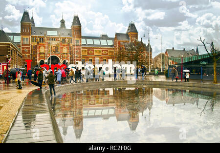 Le slogan ''I'' d'Amsterdam en face du Rijksmuseum à Amsterdam en Hollande, un jour de pluie nuageux Banque D'Images