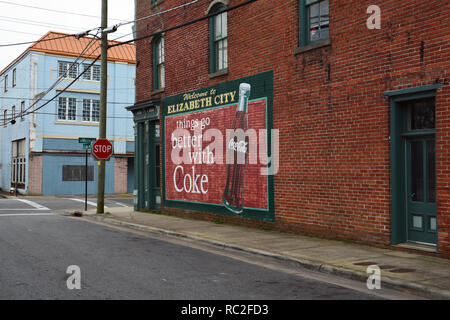 Un signe classique pour Coca Cola sur le côté d'un vieux magasin du coin dans le centre de Elizabeth City en Caroline du Nord. Banque D'Images