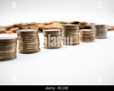 Image de tas de pièces en euro avec 100 pièces dans l'arrière-plan close up Banque D'Images