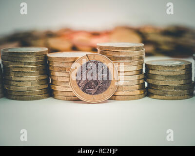 Image de tas de pièces en euro avec 100 pièces dans l'arrière-plan close up Banque D'Images