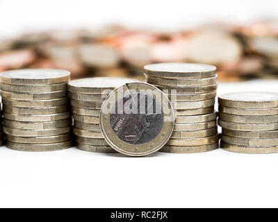 Image de tas de pièces en euro avec 100 pièces dans l'arrière-plan close up Banque D'Images