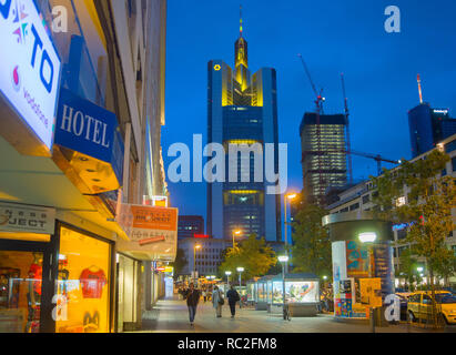 FRANKFURT AM MAIN, ALLEMAGNE - septembre 3, 2018 : soirée Frankfurt cityscape avec les gens à pied par la rue commerçante lumineux Banque D'Images