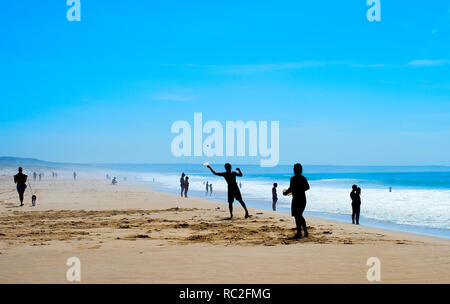 Silhouettes de personnes jouant à raquette de plage plage de Costa da Caparica. Lisbonne, Portugal Banque D'Images