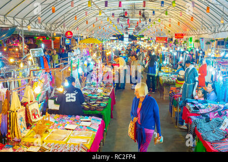 CHIAG MAI, THAÏLANDE - 11 janvier 2017 : foule de touristes marcher parmi les peuplements de lumineux colorés asian night marché de souvenirs Banque D'Images