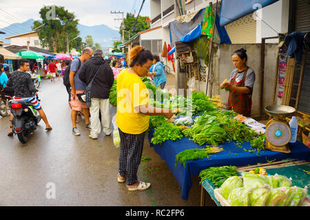 PAI, THAÏLANDE - 10 janvier 2017 : les gens à l'épicerie frais buing marché asiatique de Pai city street Banque D'Images