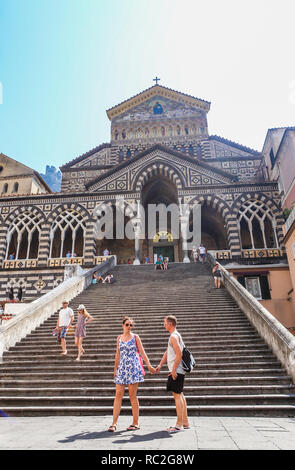 Vue de la cathédrale de St Andrea et les étapes menant à la Piazza del Duomo. Amalfi, Italie Banque D'Images