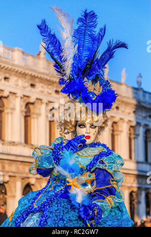 Venise, Italie. Femme avec masque Costume dans la place Saint Marc pendant le Carnaval Festival. Banque D'Images