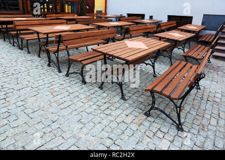 Tables avec bancs inoccupés dans le restaurant sur la rue Banque D'Images