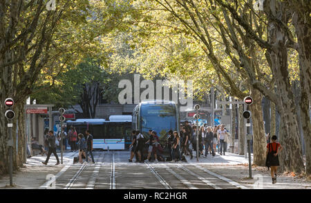 Bordeaux, France - 27 septembre 2018 : les voyageurs à l'arrêt de tramway Quinconces durant les heures de pointe dans la ville de Bordeaux, France Banque D'Images