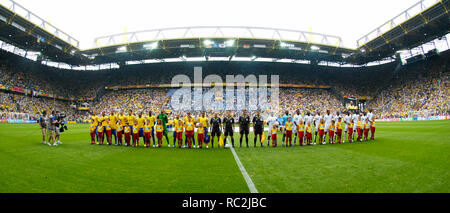 FIFA WM Stadion Dortmund, Allemagne 27.6.2006, Coupe du Monde de la FIFA, Allemagne 2006, série de 16, le Brésil contre le Ghana 3:0 --- les équipes alignez avant le match Banque D'Images