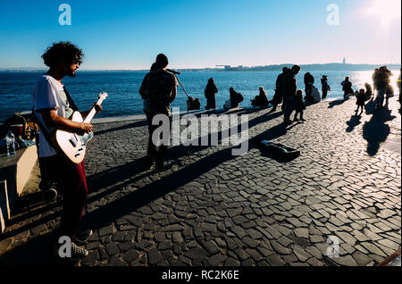 Lisbonne, Portugal - 13 Jan 2019 : les artistes de rue le long de la rivière Tagus sur un jour d'hiver ensoleillé Banque D'Images