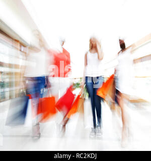 Les femmes marche rapide en centre commercial avec sacs , conceptual abstract background Banque D'Images