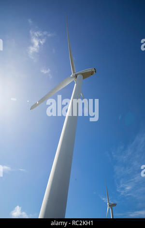 Low angle view of wind turbine contre le ciel bleu. Banque D'Images