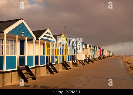 Lever du soleil sur la dramatique des cabines de plage de Southwold, Suffolk, en Angleterre Banque D'Images