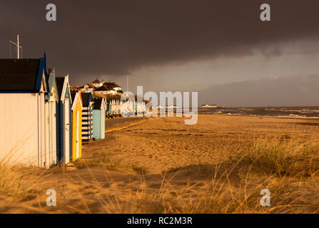 Lever du soleil sur la dramatique des cabines de plage de Southwold, Suffolk, en Angleterre Banque D'Images