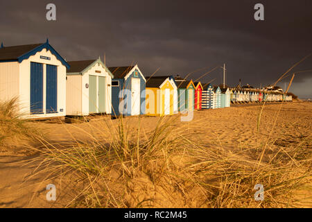 Lever du soleil sur la dramatique des cabines de plage de Southwold, Suffolk, en Angleterre Banque D'Images