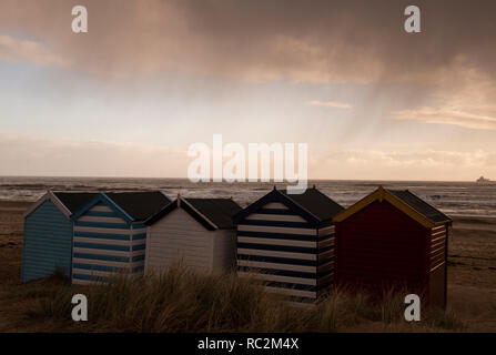 Lever du soleil sur la dramatique des cabines de plage de Southwold, Suffolk, en Angleterre Banque D'Images