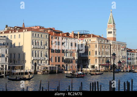 Venise, Italie - 2 Février, 2018 : vue panoramique du Grand Canal de Venise. Plus de 20 millions de touristes viennent chaque année à Venise Banque D'Images