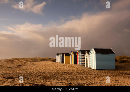 Lever du soleil sur la dramatique des cabines de plage de Southwold, Suffolk, en Angleterre Banque D'Images