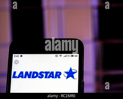 Landstar System logo de l'entreprise de transport vu affichée sur téléphone intelligent. Banque D'Images