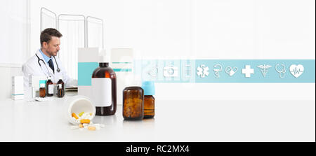 Médecin au bureau bureau avec pilules, médicaments et des flacons de médicaments, soins médicaux et internet icônes, symboles et bannière web copier le modèle de l'espace Banque D'Images
