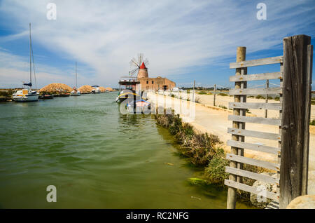 Saline di Trapani. Musée du Sel travailler dans un vieux moulin à sel près de Trapani en Sicile Occidentale, Italie Banque D'Images