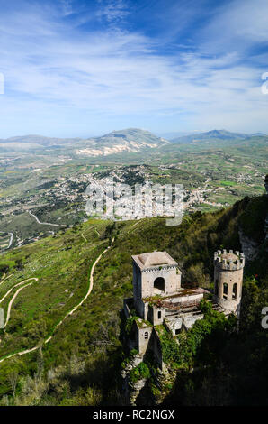 Vue panoramique sur la vallée de Valderice de la ville médiévale d'Erice, situé au sommet d'une montagne près de Trapani, Sicile, Italie. Banque D'Images