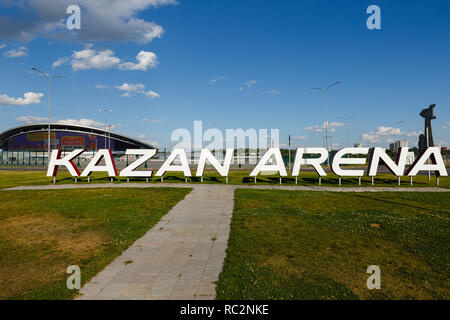 Kazan, Russie - le 15 août 2018 : Inscription Kazan arena en face d'un stade de football. Banque D'Images