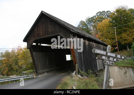 Avis de Warren, traversant le pont couvert de la rivière Mad,à la jonction du pont couvert en RD et Mill Rd, Route 100, Warren, Vermont. Montrant portail.. Banque D'Images