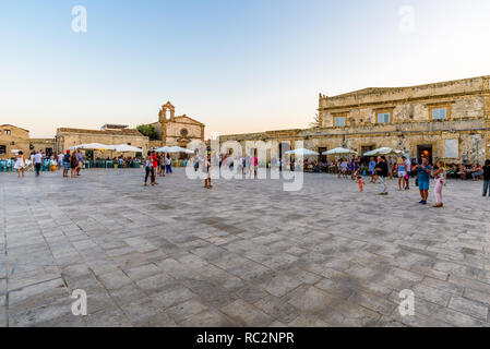 Piazza Regina Margherita de nuit, Marzamemi, un typique village de pêcheurs de la côte sud-est de la Sicile Banque D'Images