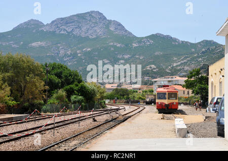 Autour de la Corse - un couple de passagers à faire leur chemin à la gare de Calvi Banque D'Images