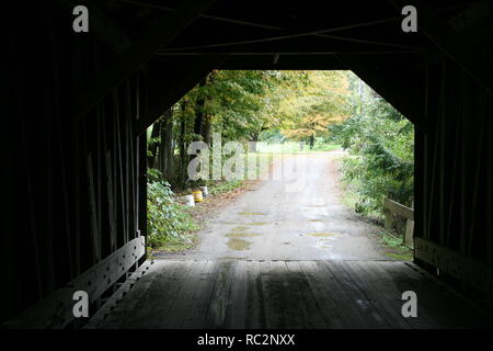 Blow Me Down pont couvert, SW de Plainfield de Cornish, New Hampshire. Silhouette vue de l'intérieur montrant le pont au-delà de l'entrée de la ligne d'arbres. Banque D'Images