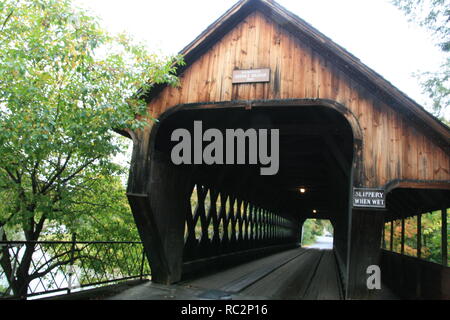 Voir pont couvert au milieu de Woodstock, Woodstock, Vermont. Construit sur la rivière Ottauquechee, 1969. Portail en bois montrant la construction de style et treillis Banque D'Images