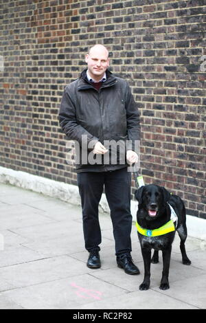 Sean Dilley journaliste de la BBC qui se spécialise en politique a donné son accord pour ces photos à prendre en marchant avec son chien-guide à Westminster, London, UK. Le 10 janvier 2019. M. Dilley est un gentleman et une bonne conversation. Banque D'Images