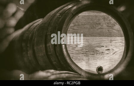 Dans l'ancien cellier vintage avec arrière-plan flou - photographie rétro Banque D'Images