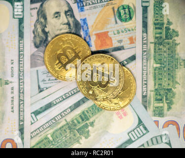 La monnaie numérique bitcoin et US dollar bills Banque D'Images