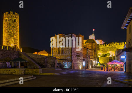 AKHALTSIKHE, GÉORGIE - 25 septembre 2018 : les installations touristiques, l'hôtel, restaurant et café à Rabati Château, allumé en soirée voir Banque D'Images