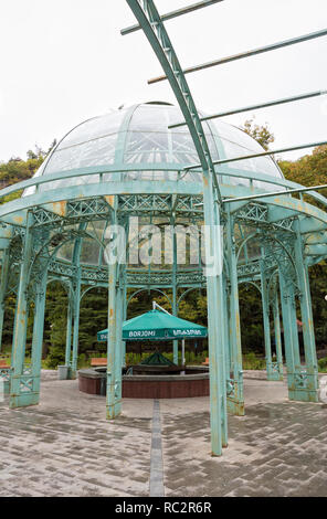 BORJOMI (GÉORGIE) - 26 septembre 2018 : dôme en verre au cours du printemps de l'eau minérale Borjomi Banque D'Images